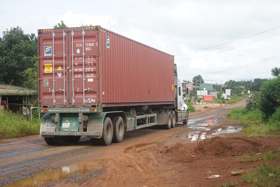 Theo chủ đầu tư, việc xe quá khổ, quá tải chạy liên tục cũng là một phần nguyên nhân dẫn đến đường hư hại. Ảnh: Thanh Quân 
