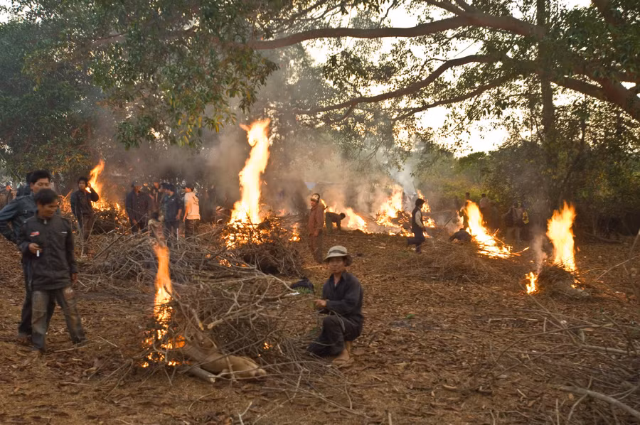  Đốt bò trong lễ Pơ thi. Ảnh: HUY THỊNH