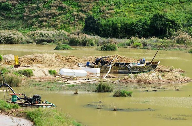 Khai thác cát trái phép trên sông Đạ Dâng