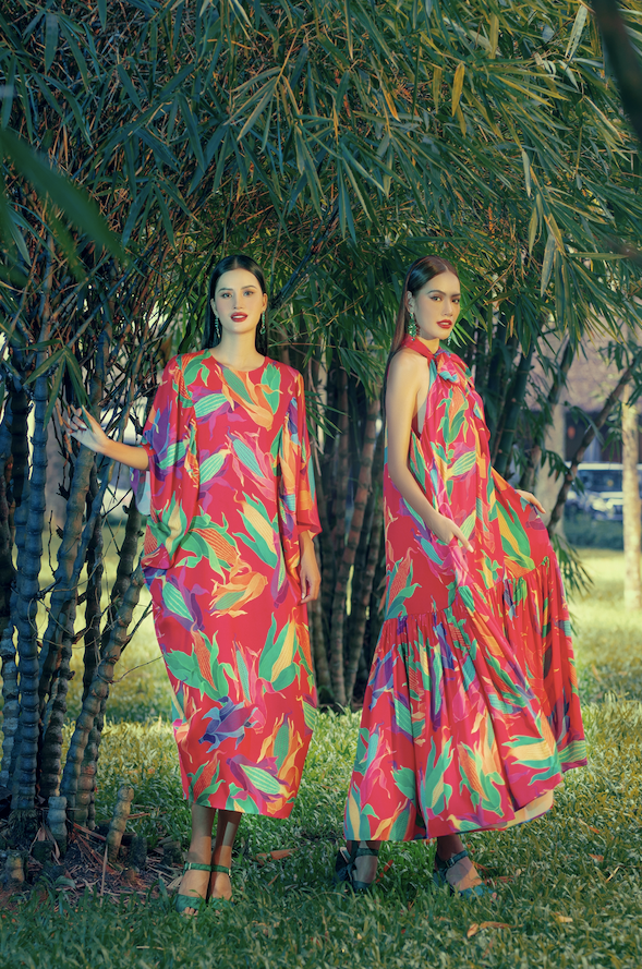 Không chỉ ghi dấu ấn trên đấu trường sắc đẹp, Hương Ly và Lê Hoàng Phương còn là cái tên quen thuộc trên các sàn diễn thời trang. Hai người đẹp từng tham gia nhiều show diễn chuyên nghiệp trong nước. Gần đây, cả hai là khách mời đặc biệt trong show diễn Vùng trời bình yên của VUNGOC&SON tại Hội An vào đầu tháng 6.