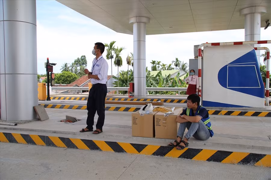 Đại diện VETC (áo xanh) đi dọc đường dẫn tuyến cao tốc Đà Nẵng- Quảng Ngãi để hướng dẫn cho nhân viên tại các trạm thu phí cách thức vận hành hệ thống mới.