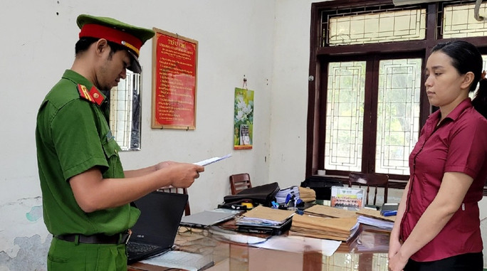 Công an đọc lệnh bắt bà Phương. Ảnh: Công an cung cấp Công an đọc lệnh bắt bà Phương. Ảnh: Công an cung cấp