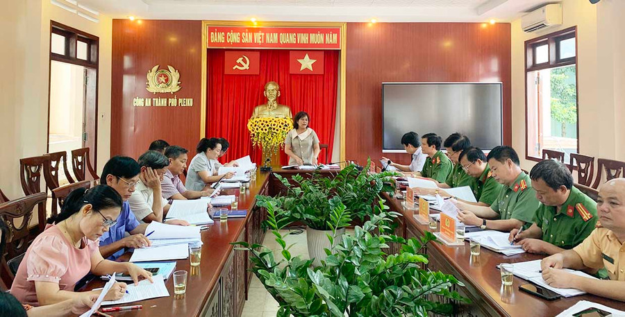 Quang cảnh buổi làm việc của Ban Pháp chế HĐND tỉnh Gia Lai với Công an TP. Pleiku. Ảnh: R'Ô HOK Quang cảnh Ban Pháp chế HĐND tỉnh Gia Lai làm việc với Công an TP. Pleiku. Ảnh: R'Ô HOK