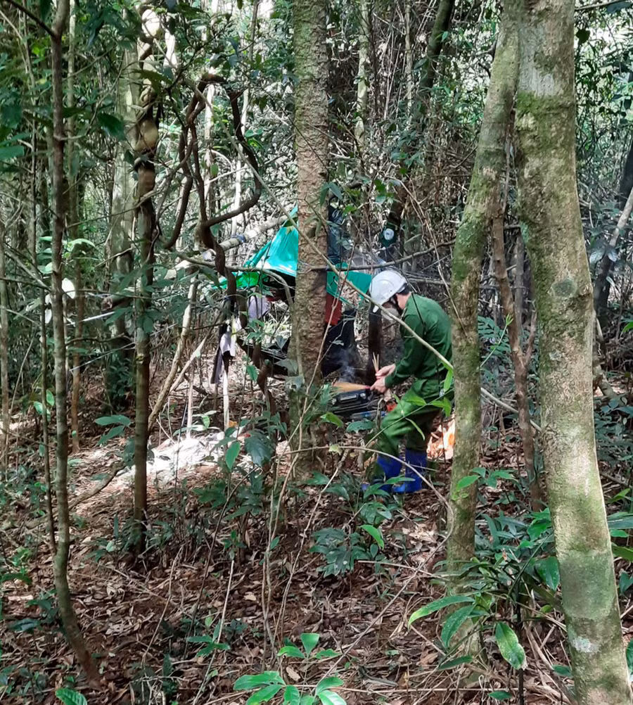 Lực lượng chức năng tiếp cận hiện trường tìm thấy thi thể 2 nạn nhân. Ảnh: Lê Anh Lán tạm các nạn nhân che bằng áo mưa. Ảnh: Lê Anh