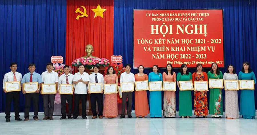 Lãnh đạo huyện Phú Thiện trao danh hiệu "Chiến sĩ thi đua cơ sở" và giấy khen cho các tập thể, cá nhân. Ảnh: Hoa Mai Lãnh đạo huyện Phú Thiện trao danh hiệu
