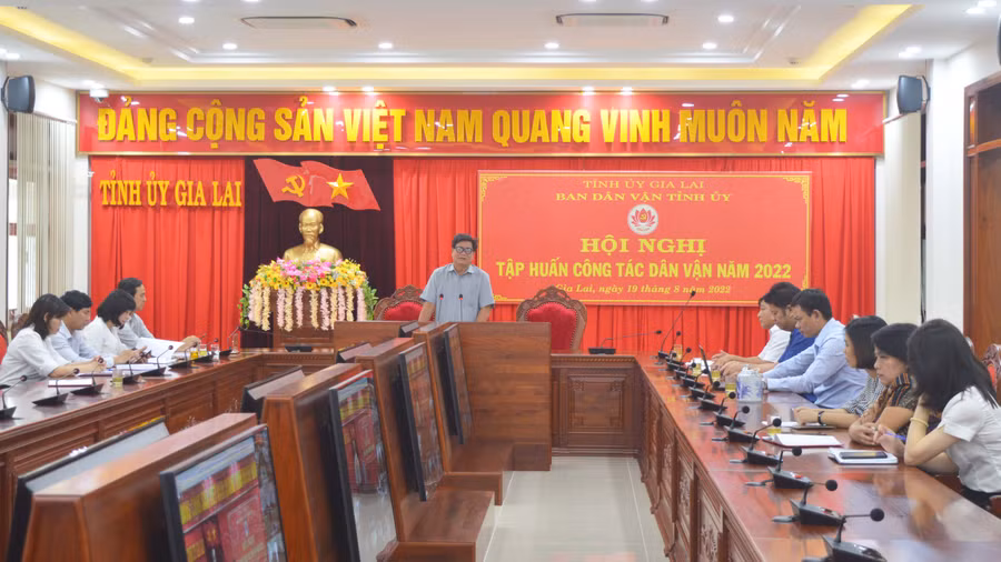 Phó Trưởng ban Dân Vận Tỉnh ủy Nguyễn Thái Bình trực tiếp truyền đạt nội dung 1 trong 3 chuyên đề. Ảnh: Anh Huy