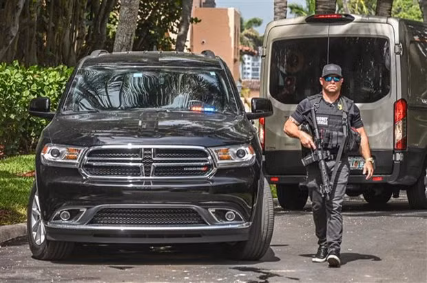 Nhân viên Sở Mật vụ Mỹ gác bên ngoài tư dinh Mar-A-Lago của cựu Tổng thống Donald Trump ở Palm Beach, Florida (Mỹ), ngày 9/8/2022. (Ảnh: AFP/TTXVN)