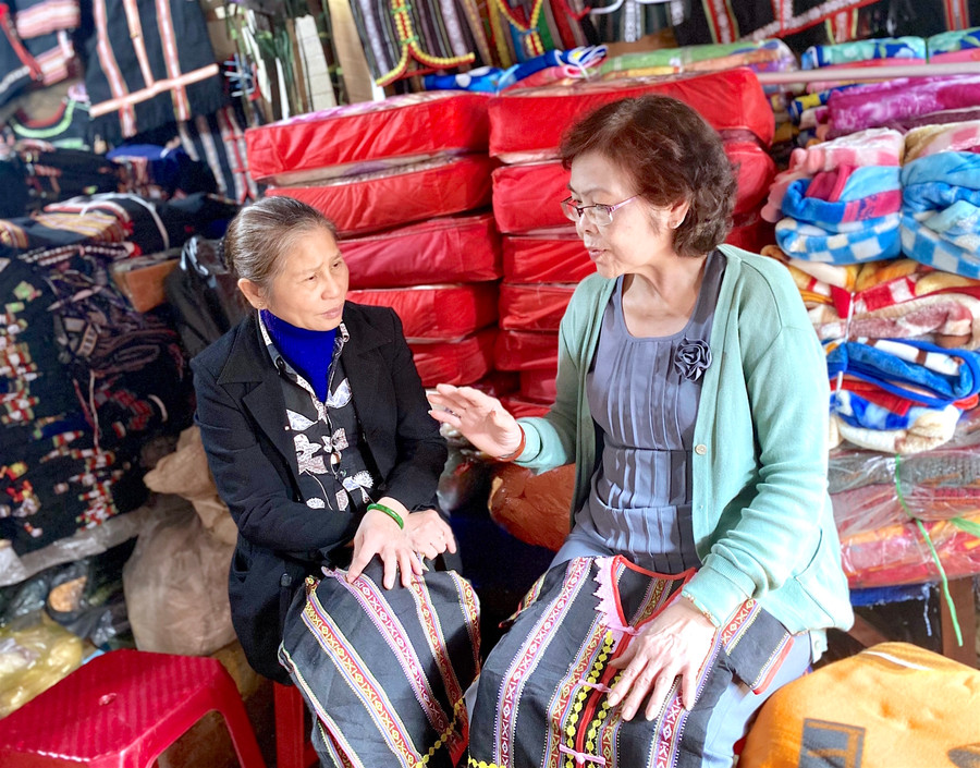 Bà Thân Thị Ngọc Lan (bìa phải) và bà Phạm Thị Hồng Hà cùng nhắc nhớ về hoạt động của chợ Pleiku xưa. Ảnh: Mộc Trà Bà Thân Thị Ngọc Lan (bìa phải) và bà Phạm Thị Hồng Hà cùng nhắc nhớ về hoạt động của chợ Pleiku xưa. Ảnh: Mộc Trà
