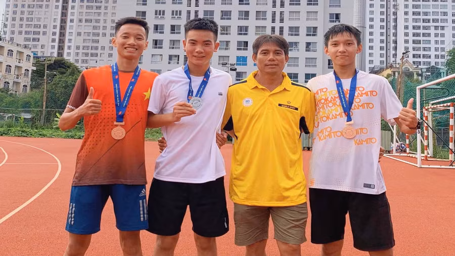 Các VĐV Gia Lai đạt huy chương cùng huấn luyện viên của đội tuyển điền kinh Gia Lai. Ảnh: Lê Trung