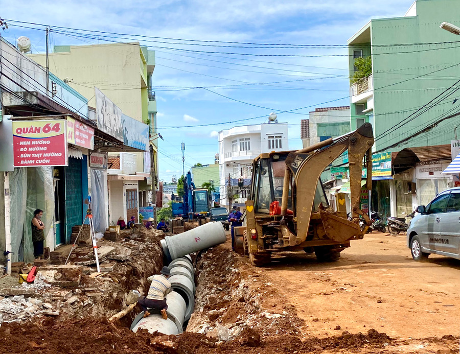  Thi công đường Nguyễn Đình Chiểu (TP. Pleiku). Ảnh: Hà Duy