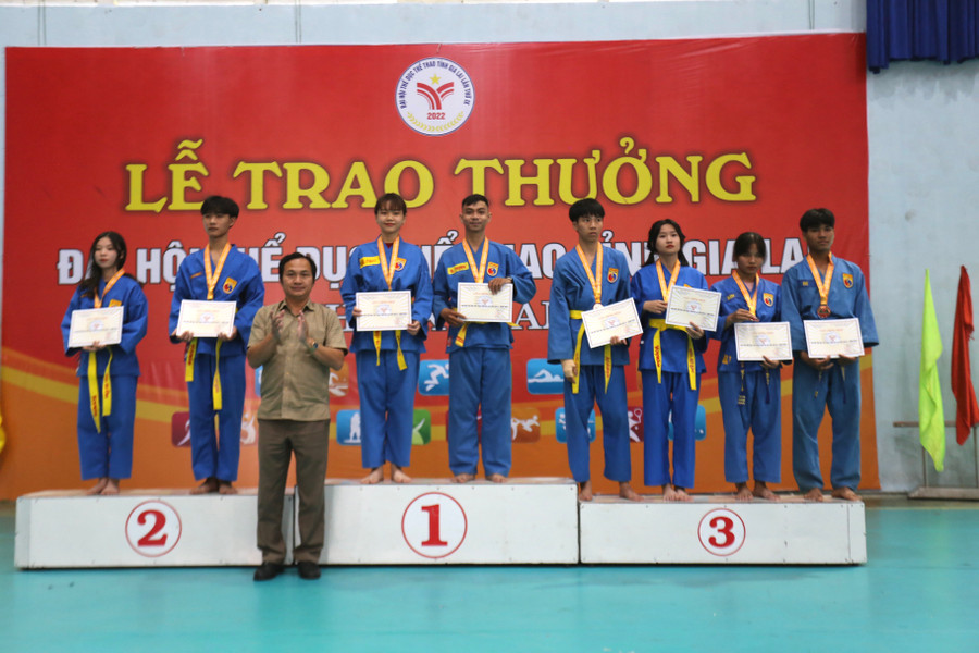 Ban tổ chức đã trao 25 bộ huy chương cho các vận động viên xuất sắc. Ảnh: Văn Ngọc Ban tổ chức đã trao 25 bộ huy chương cho các vận động viên xuất sắc. Ảnh Văn Ngọc.jpg