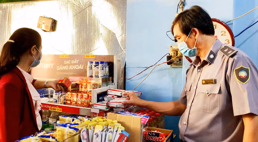  Công tác kiểm tra ATTP trong dịp Tết Trung thu sẽ được triển khai trên toàn tỉnh từ nay đến ngày 13-9-2022. Ảnh: Như Nguyện