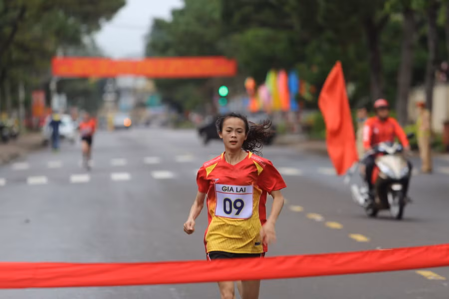 VĐV Lê Thị Mỹ Hoa cán đích đầu tiên ở cự ly 5 km nữ 