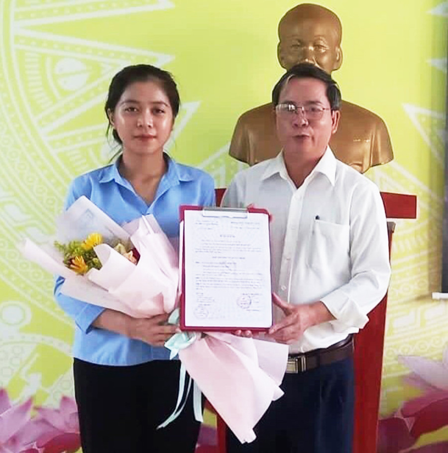  Em Hà Kpă H'Huyền nhận quyết định kết nạp đảng viên. Ảnh: Thiên Di