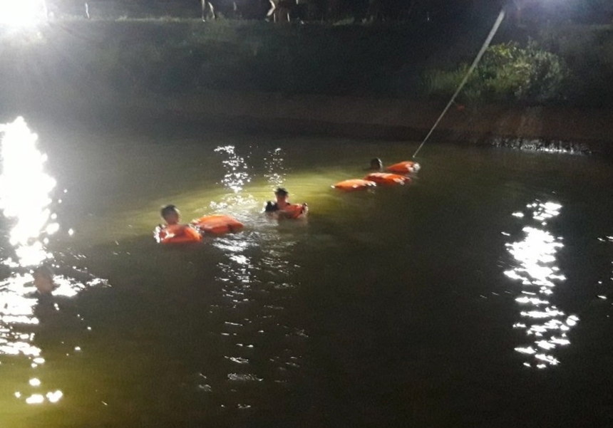 Lực lượng chức năng tìm kiếm hai anh em trong đêm. Ảnh nguồn Zingnews.vn