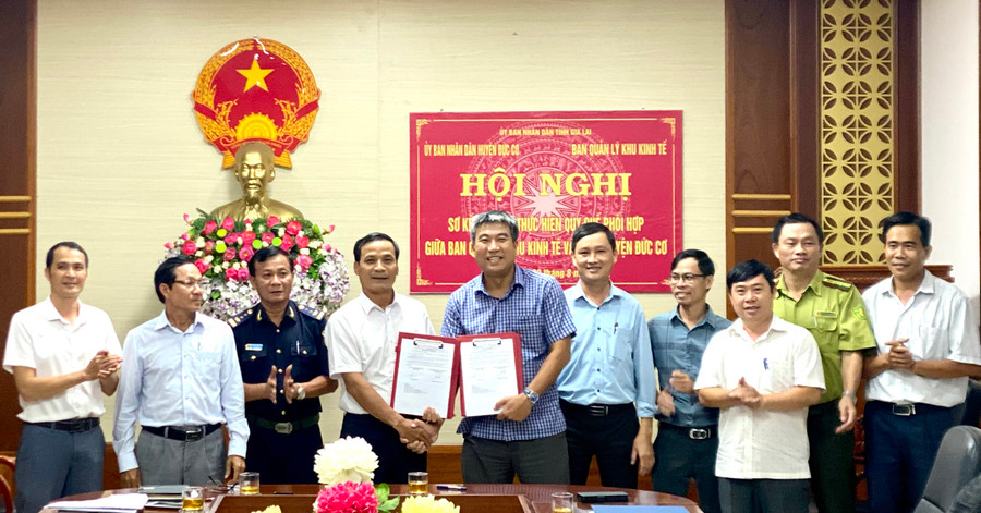 Ban Quản lý Khu Kinh tế tỉnh ký kết quy chế phối hợp trong công tác quản lý Khu Kinh tế cửa khẩu với UBND huyện Đức Cơ. Ảnh: Hà Duy Ban Quản lý Khu Kinh tế tỉnh ký kết quy chế phối hợp trong công tác quản lý Khu Kinh tế cửa khẩu với UBND huyện Đức Cơ. Ảnh: Hà Duy