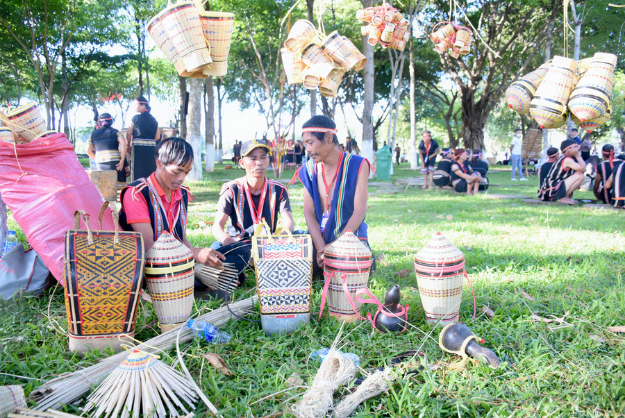 Người dân làng Ngơm Thung (xã Ia Pết, huyện Đak Đoa) sống khẻo nhờ nghề đan lát. Ảnh: Phương Duyên