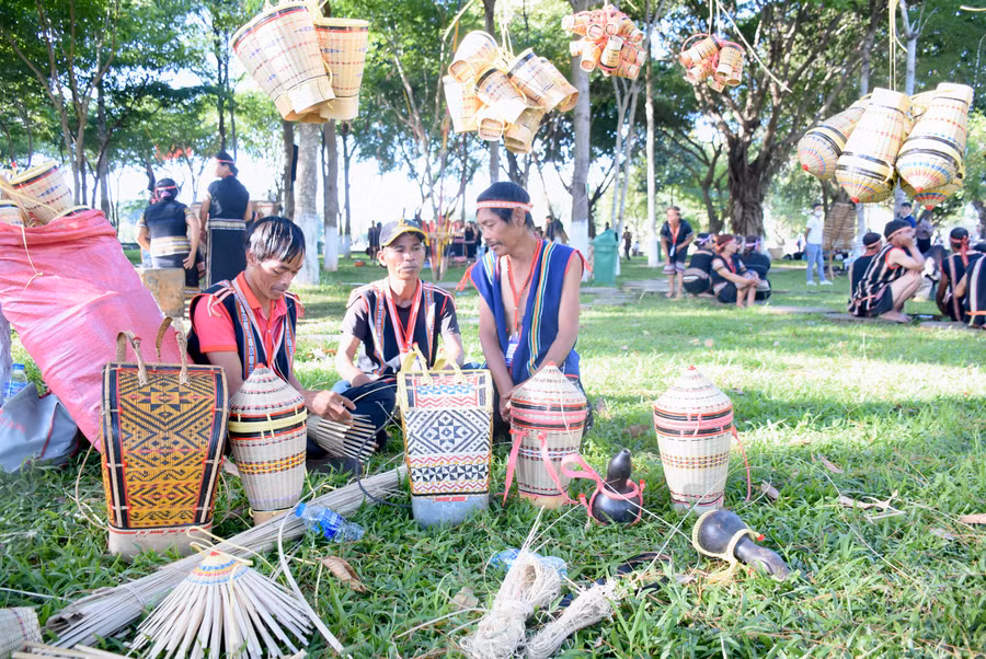 Người dân làng Ngơm Thung (xã Ia Pết, huyện Đak Đoa) sống khẻo nhờ nghề đan lát. Ảnh: Phương Duyên