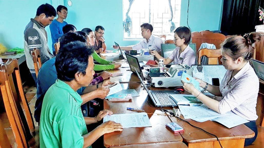 Cán bộ Phòng Giao dịch Ngân hàng CSXH huyện Ia Pa làm việc trực tiếp tại xã để giảm thời gian đi lại cho người vay vốn. Ảnh: Đinh Yến