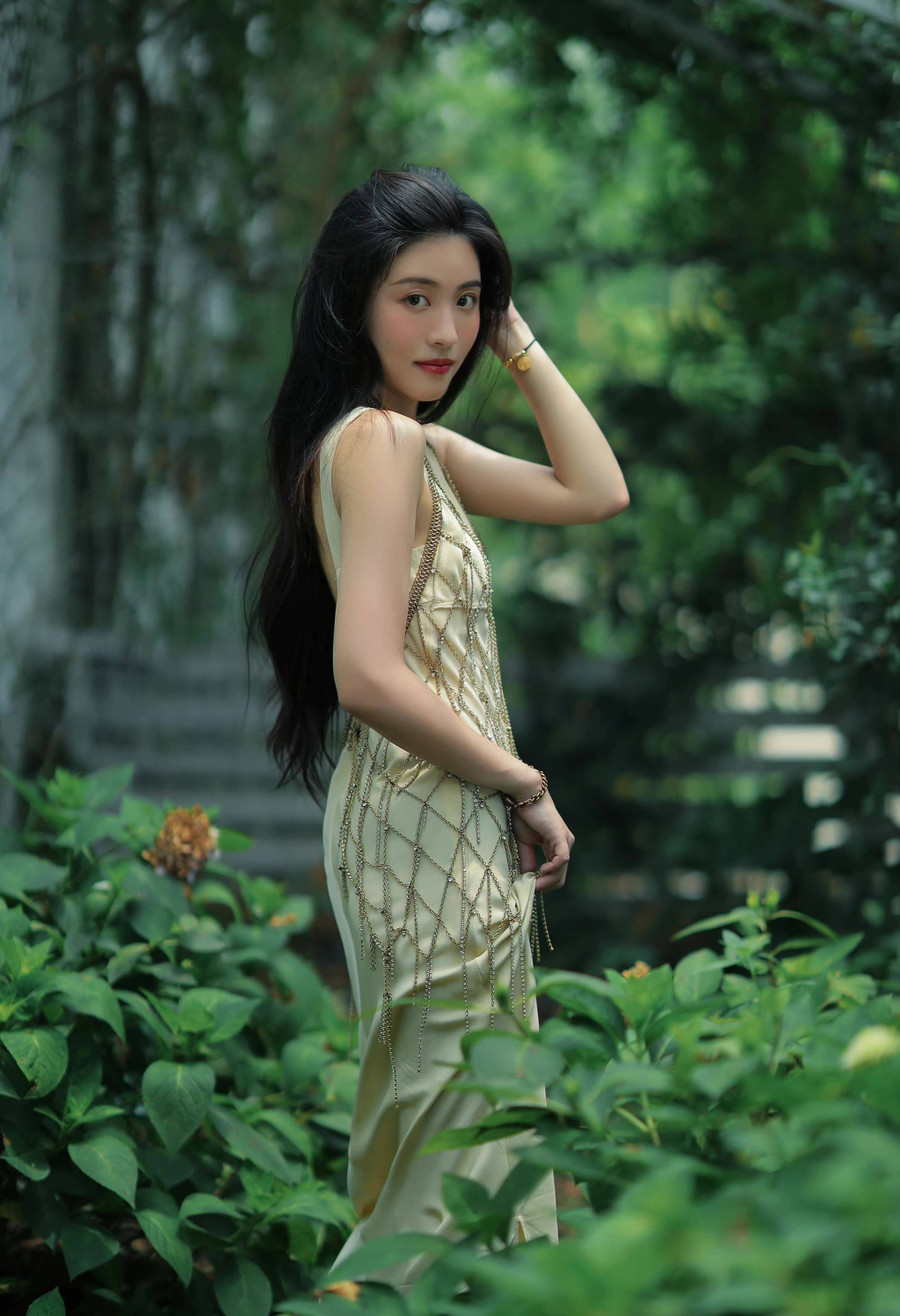  Những mẫu đầm xẻ sâu vòng 1 hoặc phần lưng được hầu hết các người đẹp Hoa ngữ lựa chọn cho tủ đồ mùa hè bởi đan xen giữa sự thoải mái lẫn nét quyến rũ, ngọt ngào mà nó mang lại.