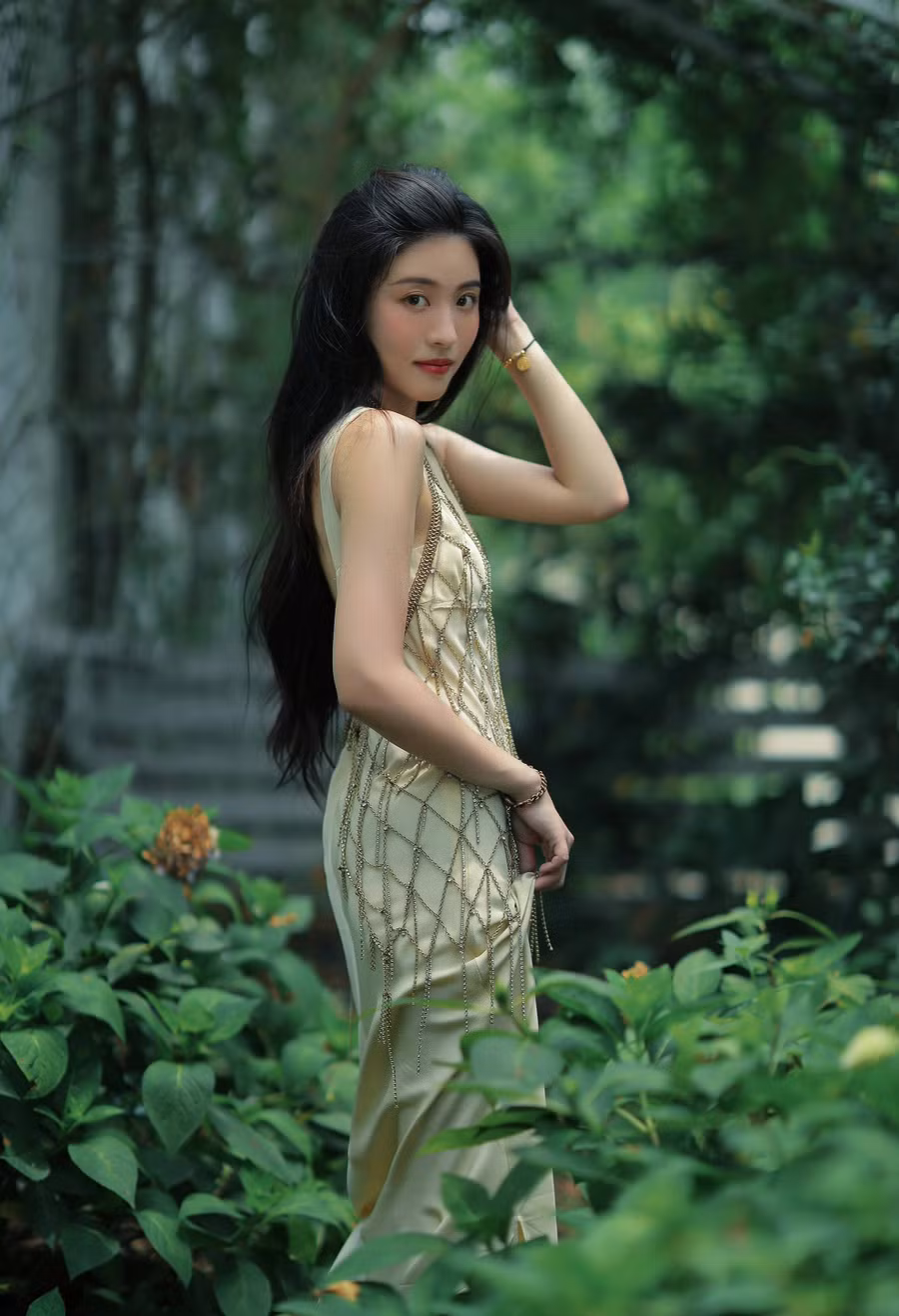  Những mẫu đầm xẻ sâu vòng 1 hoặc phần lưng được hầu hết các người đẹp Hoa ngữ lựa chọn cho tủ đồ mùa hè bởi đan xen giữa sự thoải mái lẫn nét quyến rũ, ngọt ngào mà nó mang lại.