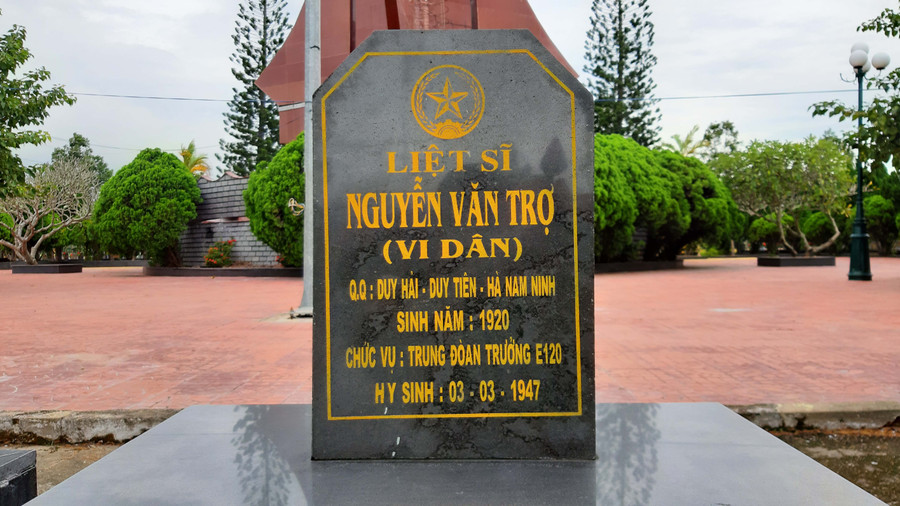 Bia mộ Trung đoàn trưởng Vi Dân. Ảnh: Nguyễn Quang Tuệ
