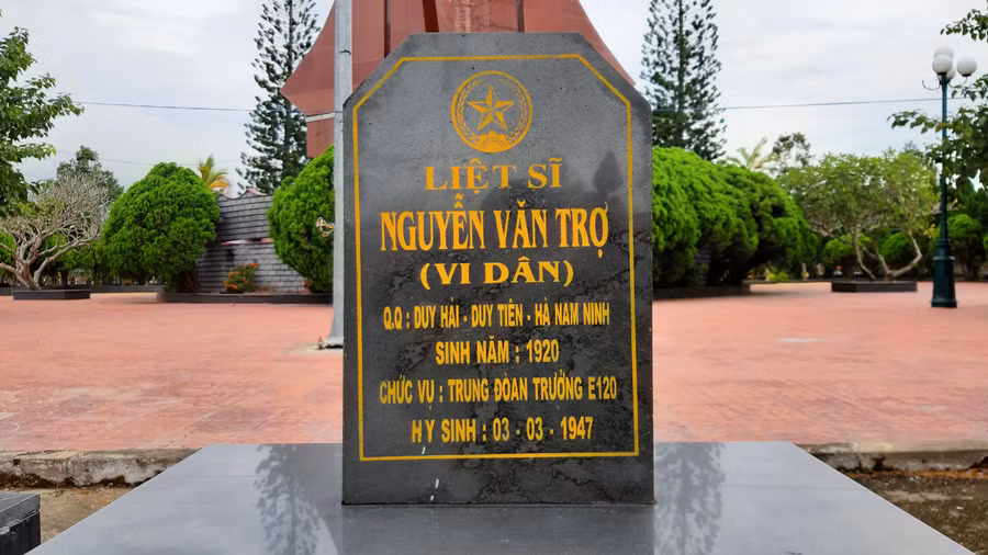 Bia mộ Trung đoàn trưởng Vi Dân. Ảnh: Nguyễn Quang Tuệ