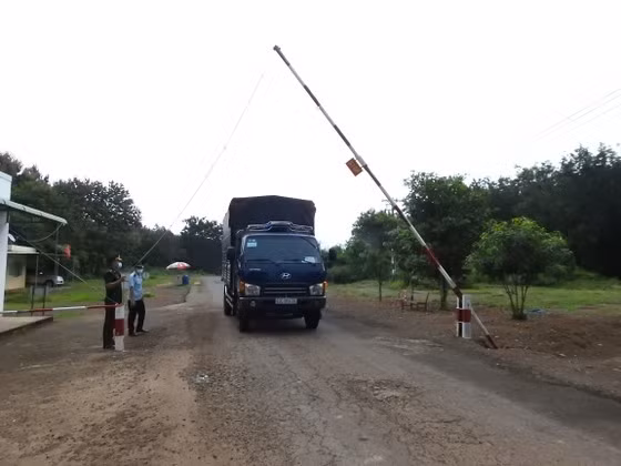 Lực lượng chức năng kiểm soát phương tiện tại Khu vực cửa khẩu Hoàng Diệu (huyện Bù Đốp)