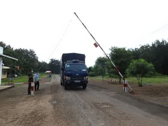 Lực lượng chức năng kiểm soát phương tiện tại Khu vực cửa khẩu Hoàng Diệu (huyện Bù Đốp)