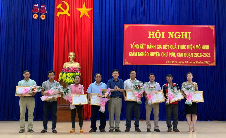 Tặng giấy khen của Chủ tịch UBND huyện Chư Pưh cho các cá nhân có thành tích xuất sắc trong triển khai thực hiện mô hình giảm nghèo giai đoạn 2016-2021. Ảnh: Hà Chi Tặng giấy khen của Chủ tịch UBND huyện cho các cá nhân có thành tích xuất sắc trong triển khai thực hiện các mô hình giảm nghèo giai đoạn 2016-2021. Ảnh: Hà Chi