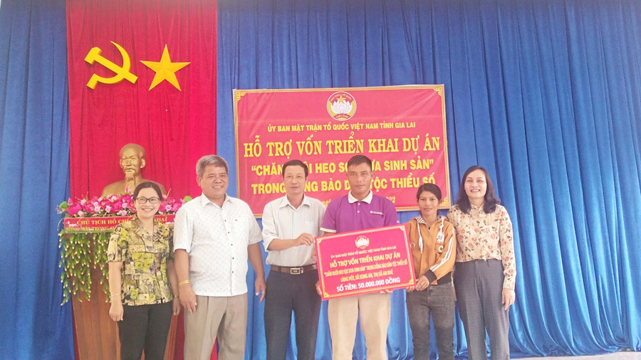 Chủ tịch Uỷ ban MTTQ Việt Nam tỉnh Hồ Văn Điềm (thứ 2 từ trái qua) trao kinh phí hỗ trợ thực hiện mô hình. Ảnh: Lê Đại