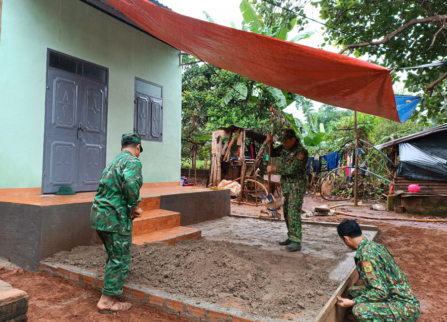 Cán bộ, chiến sĩ Đồn Biên phòng Ia Nan (huyện Đức Cơ) hỗ trợ ngày công giúp gia đình bà Rơ Lan H'Phion sớm đưa ngôi nhà vào sử dụng. Ảnh: Thiên Di Cán bộ, chiến sĩ Đồn Biên phòng Ia Nan (huyện Đức Cơ) hỗ trợ ngày công giúp gia đình bà Rơ Lan H'Phion sớm đưa ngôi nhà vào sử dụng. Ảnh: Thiên Di
