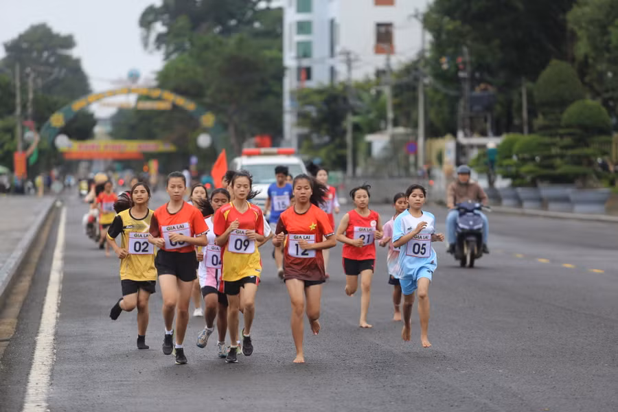 Các chân chạy nữ sẽ phải hoàn thành cự ly 5 km Ảnh Văn Ngọc