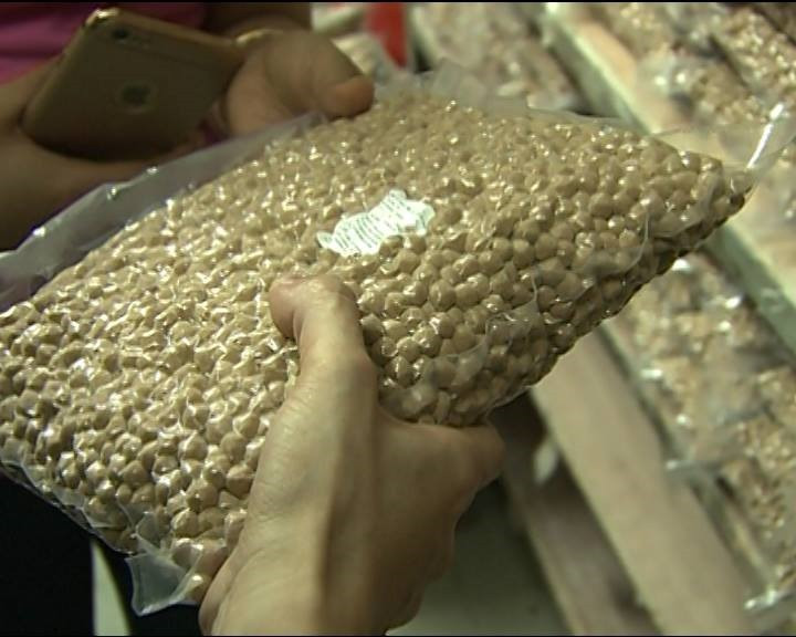 Gói trân châu không nhãn mác có giá 25.000 đồng/kg có thể pha hàng chục cốc trà sữa. Ảnh: L.H