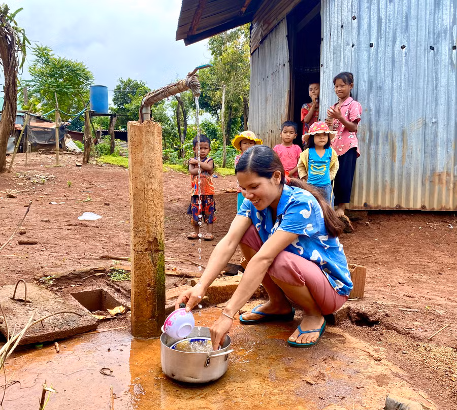 Chị Siu Am và bà con cùng làng đã có nước sạch về tận nhà. Ảnh: Hà Duy