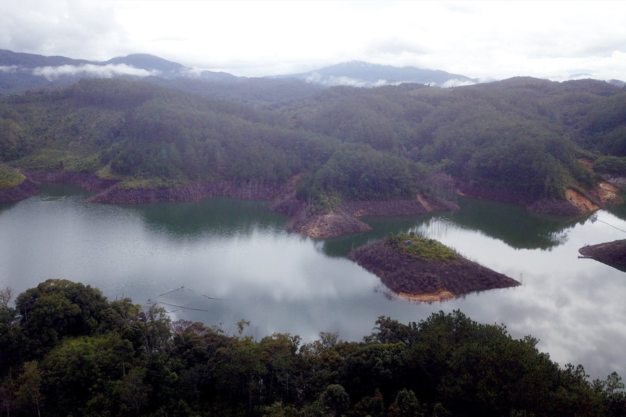 Lòng hồ thuỷ điện Thượng Kon Tum. Ảnh: T.T