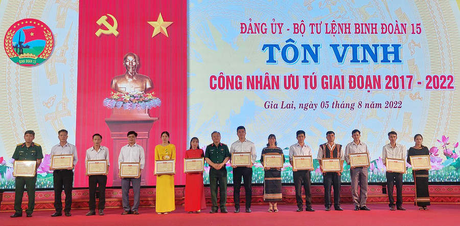 Trao quyết định công nhận chiến sĩ thi đua toàn quân. Ảnh: Vĩnh Hoàng Trao quyết định công nhận chiến sĩ thi đua toàn quân. Ảnh: Vĩnh Hoàng