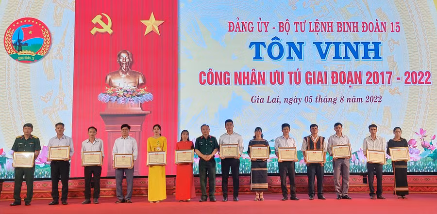  Trao quyết định công nhận chiến sĩ thi đua toàn quân. Ảnh: Vĩnh Hoàng