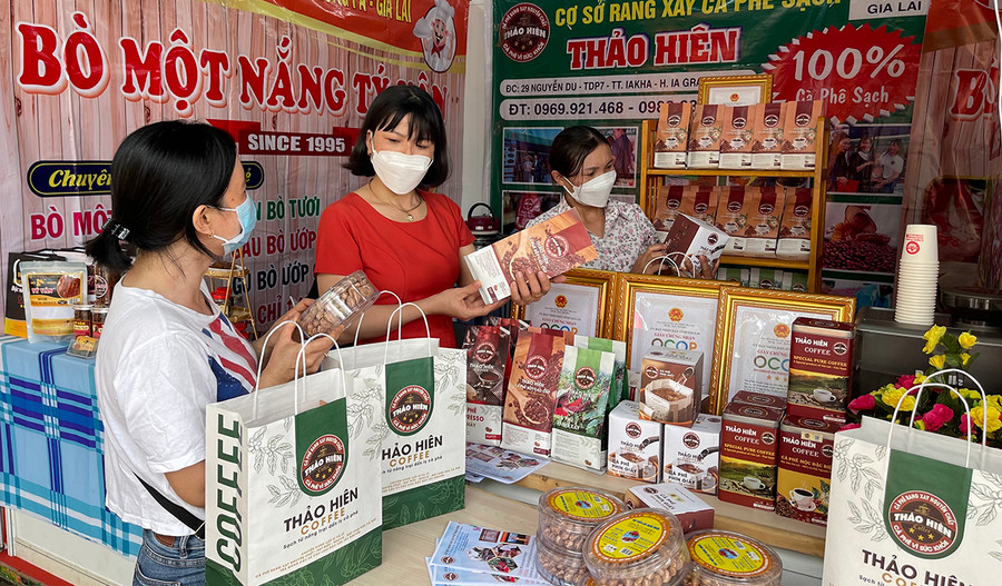 Các chủ thể sản xuất kinh doanh đã chú trọng đến xây dựng tiêu chuẩn chất lượng, hoàn thiện mẫu mã bao bì sản phẩm nhằm đáp ứng yêu cầu của thị trường. Ảnh: Vũ Thảo