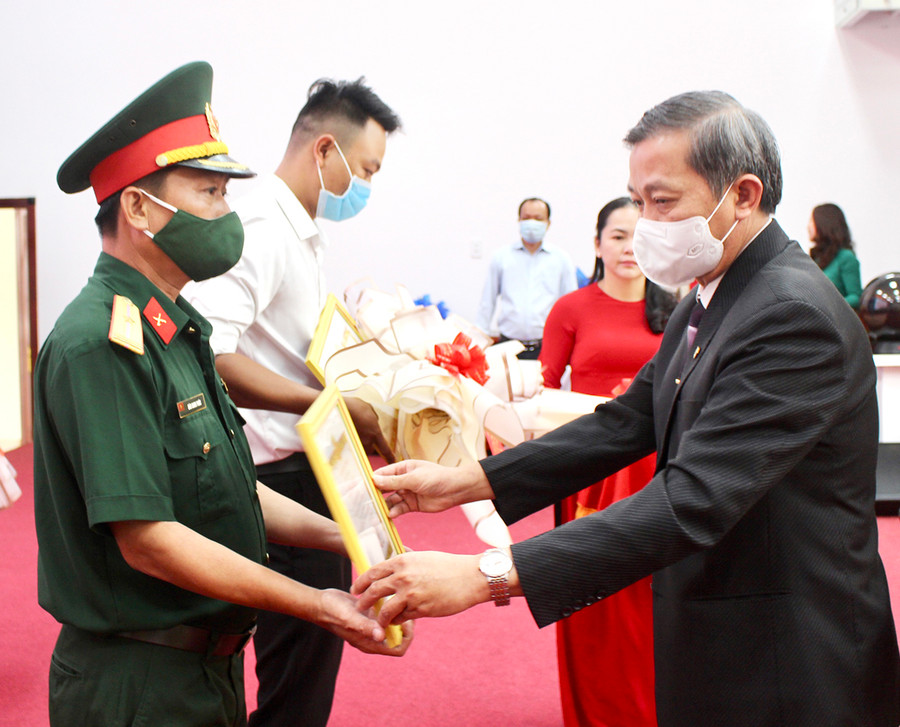  Đồng chí Huỳnh Thế Mạnh-Ủy viên Ban Thường vụ Tỉnh ủy, Trưởng ban Tuyên giáo Tỉnh ủy trao giải cho các cá nhân đạt giải nhất tại Cuộc thi tìm hiểu “Gia Lai-90 năm hình thành và phát triển”. Ảnh: Phan Lài