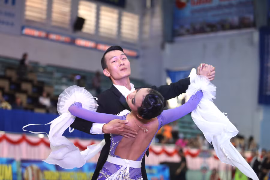 Các VĐV đã trình diễn những bước nhảy điêu luyện với kỹ thuật cao. Ảnh: Văn Ngọc