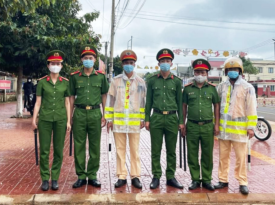 Đoàn viên Công an huyện Đak Đoa bảo vệ ANTT trong kỳ thi THPT quốc gia năm 2022. Ảnh: Lê Anh Đoàn viên Công an huyện Đak Đoa bảo vệ ANTT trong kỳ thi THPT quốc gia năm 2022. Ảnh: Lê Anh