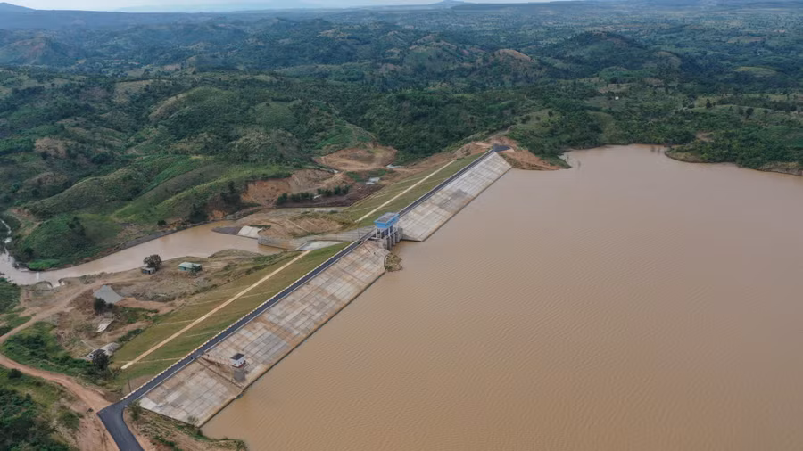 UBND tỉnh cũng yêu cầu các chủ hồ thủy lợi, thủy điện xây dựng quy chế phối hợp trong vận hành xả lũ với địa phương khu vực hạ du nhằm giảm thiểu thiệt hại do việc xả lũ. Ảnh: Quang Tấn