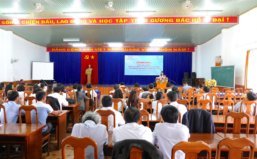 Quang cảnh khai mạc khóa bồi dưỡng. Ảnh: Mộc Trà