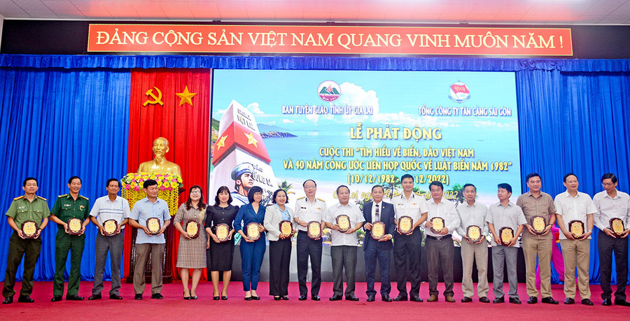 Ban tổ chức cuộc thi Tìm hiểu về biển, đảo Việt Nam trao Kỷ niệm chương cho đại diện các sở, ban, ngành, cơ quan, đơn vị. Ảnh: Phan Lài Ban tổ chức cuộc thi Tìm hiểu về biển, đảo Việt Nam trao kỷ niệm chương cho đại diện các sở, ban, ngành, cơ quan, đơn vị. Ảnh: Phan Lài