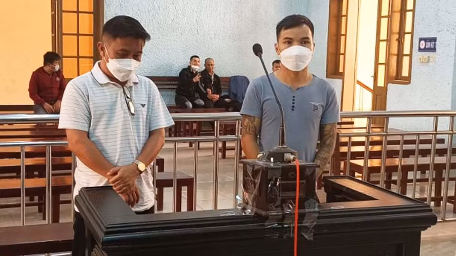 Bị cáo Hòa (bìa phải) và Quân tại phiên tòa. Ảnh: R'Ô HOK