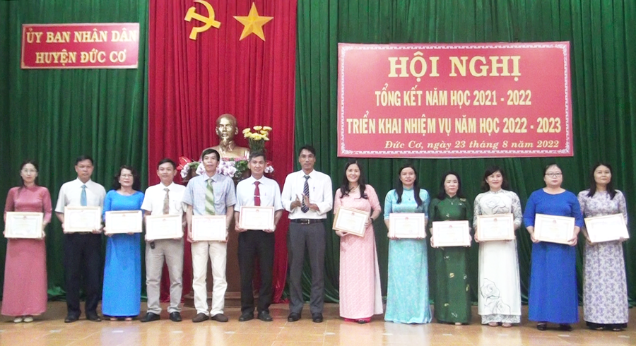  Năm học 2021-2022 nhiều tập thể, cá nhân Ngành Giáo dục và Đào tạo huyện Đức Cơ đạt danh hiệu lao động tiên tiến và chiến sĩ thi đua cấp cơ sở. Ảnh: Mỹ Duyên