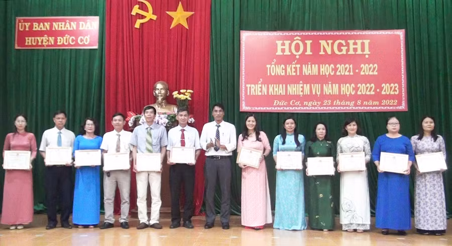  Năm học 2021-2022 nhiều tập thể, cá nhân Ngành Giáo dục và Đào tạo huyện Đức Cơ đạt danh hiệu lao động tiên tiến và chiến sĩ thi đua cấp cơ sở. Ảnh: Mỹ Duyên
