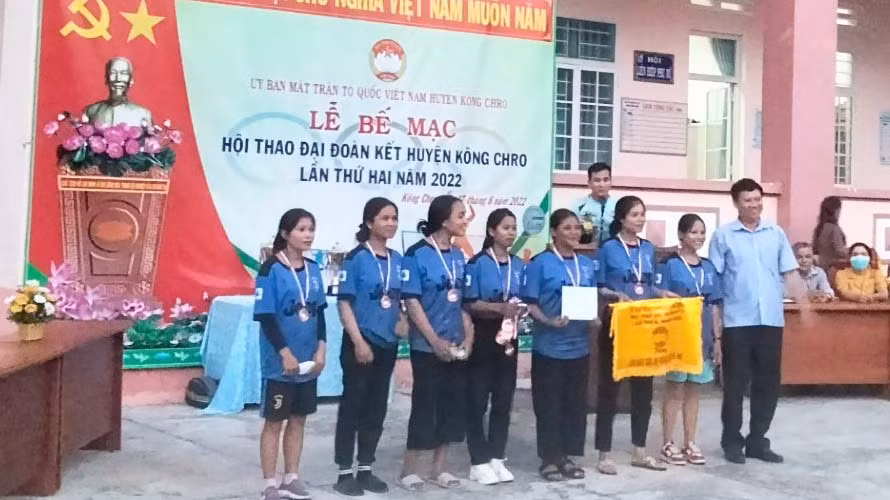 Ban tổ chức trao thưởng cho các đội đạt thành tích cao tại Hội thao Đại đoàn kết huyện Kông Chro lần thứ II-năm 2022. Ảnh: Lê Đại