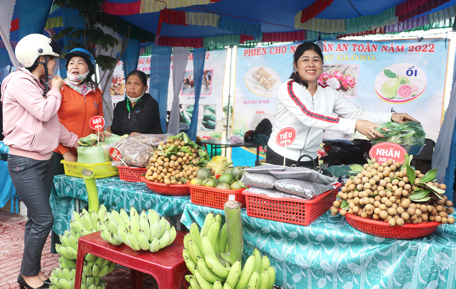  Sản phẩm nông sản an toàn của nông dân huyện Kông Chro được bày bán, giới thiệu tại phiên chợ. Ảnh: Ngọc Minh